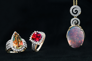 Goldschmuck von Juwelo mit Opal, Farbwechsel Diaspor und Rubellit
