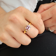 Pinkfarbener Diaspor-Goldring (AMAYANI)