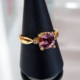 Pinkfarbener Diaspor-Goldring (AMAYANI)