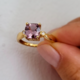 Pinkfarbener Diaspor-Goldring (AMAYANI)
