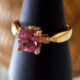 Pinkfarbener Diaspor-Goldring (AMAYANI)