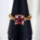 Pinkfarbener Diaspor-Goldring (AMAYANI)