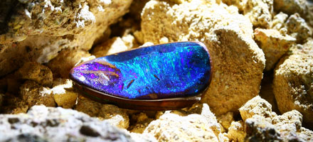 Boulder-Opal mit Farbspiel
