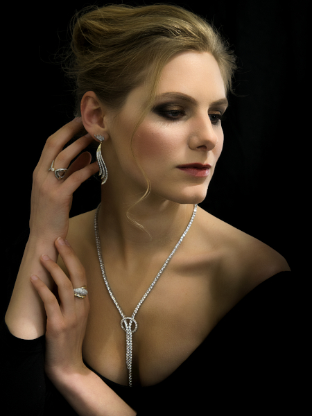 Model mit Goldschmuck