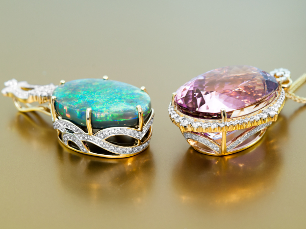 Lightning-Ridge-Schwarzer-Opal und Patroke-Kunzit-Goldanhänger