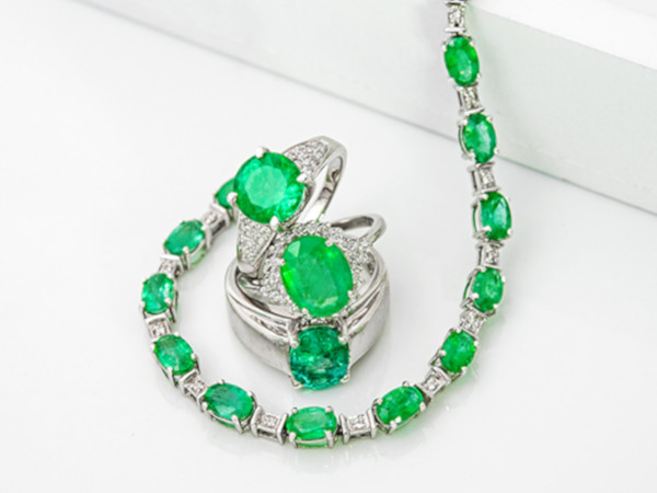 Ring und Kette mit Smaragd